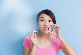 女人控股香烟 图片