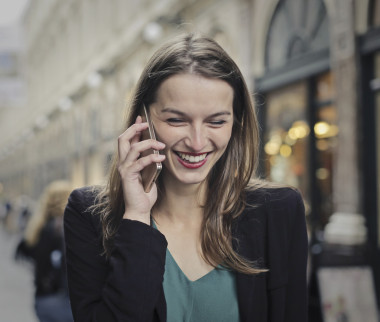 笑了起來，phoneing 的女人