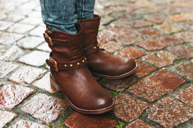 新棕色皮靴上孩子的雙