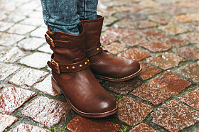 新棕色皮靴上孩子的双