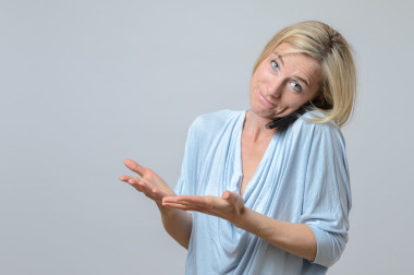 她肩膀聳在無知的女人圖片