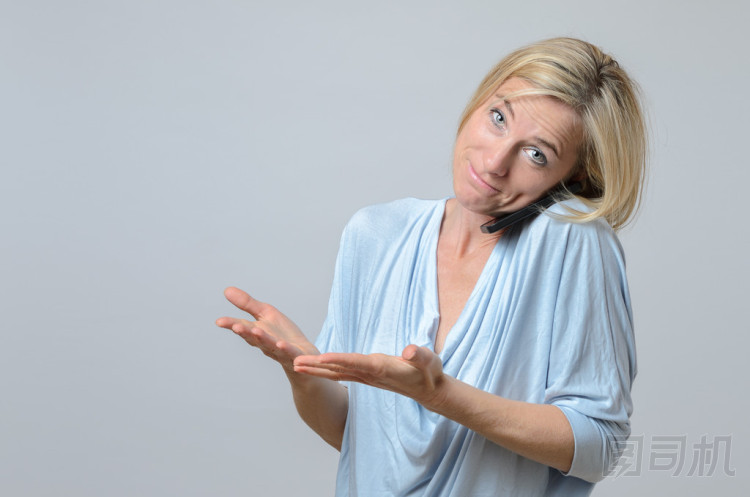 她肩膀聳在無知的女人圖片