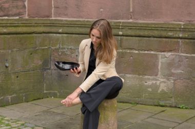 時尚年輕女子與疼痛的