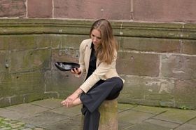 时尚年轻女子与疼痛的