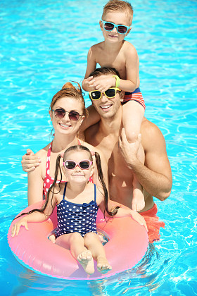 在游泳池中的家庭