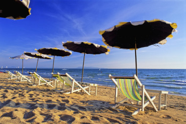 在海滩上遮阳篷