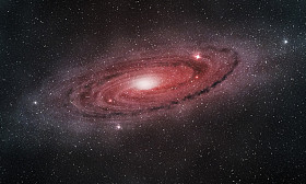 发光的紫色红色漩涡星系，在外层空间