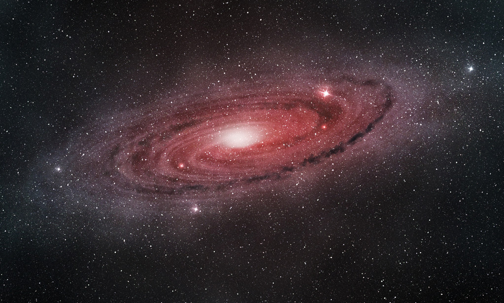 发光的紫色红色漩涡星系，在外层空间