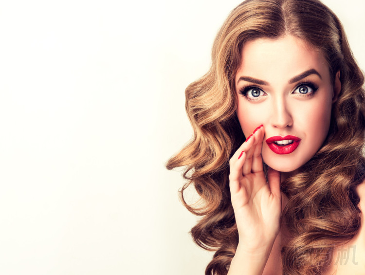 亮妝和卷曲的頭發(fā)的女孩