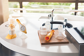 与牛奶和手动吸奶器奶瓶图片