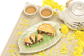 月亮与螺母和里面的奶油蛋糕图片