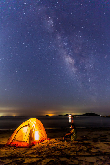 女人看著星星 圖片