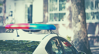 警車停在一條街