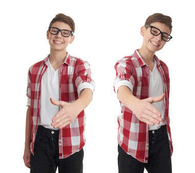 可愛(ài)的十幾歲男孩在孤立的白色背景