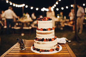 三级白色婚礼蛋糕