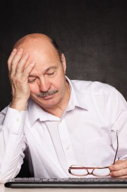 老人若有所思地看著別處，思考問(wèn)題或任務(wù)