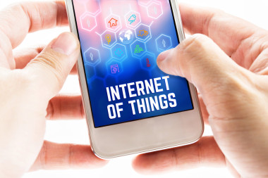 特写 两只手拿着手机和物联网(