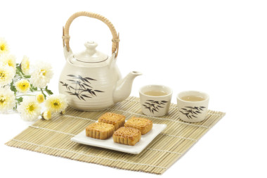 在竹涼席上茶的中國蛋糕圖片