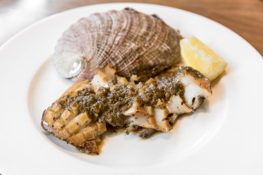 鮑魚(yú)牛排配檸檬