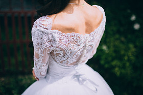 穿着白色婚纱的女孩