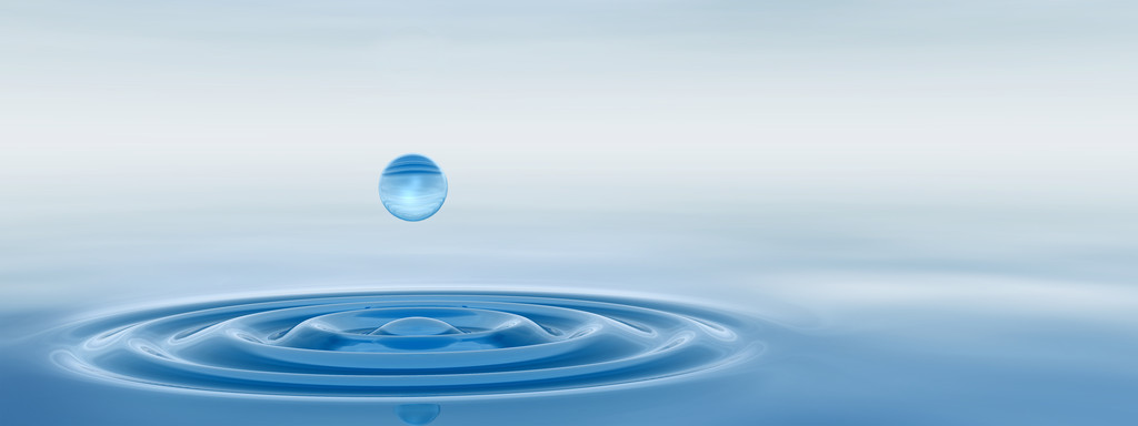 放在水中落图片