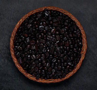 黑烘焙咖啡豆在深色背景上