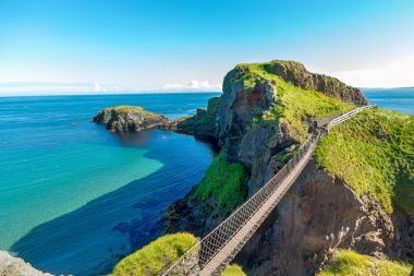 在北愛(ài)爾蘭繩橋、 島、 巖石、 大海