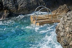 在海里游泳梯子