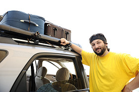 年轻男子制备的旅行，车顶上的行李