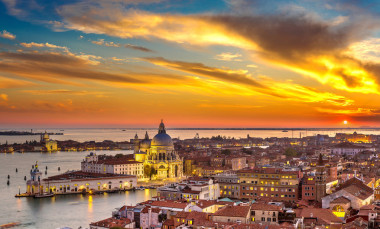 威尼斯在夕陽(yáng)下的鳥(niǎo)瞰圖圖片