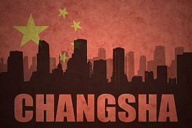 抽象的城市剪影与文字长沙在复古的中国国旗背景