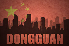 抽象的城市剪影与文字东莞在复古的中国国旗背景