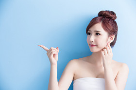 美丽女人显示的东西图片