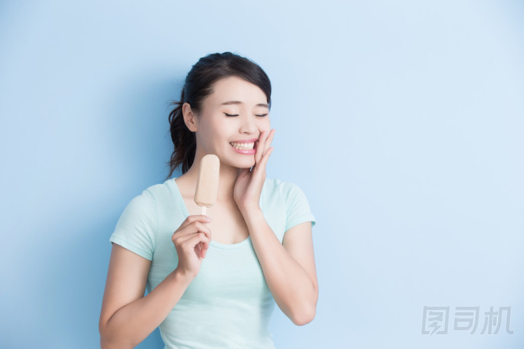 女人有牙齒敏感 