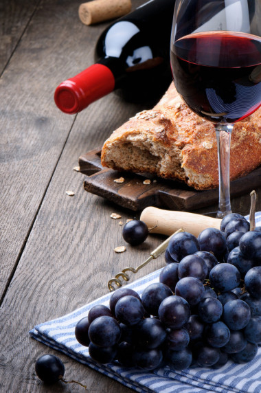 紅葡萄酒和葡萄圖片