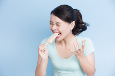 女人有牙齒敏感 圖片