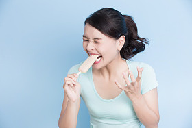 女人有牙齿敏感 图片