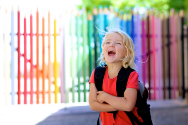 在她的學(xué)校附近的小學(xué)年齡女孩