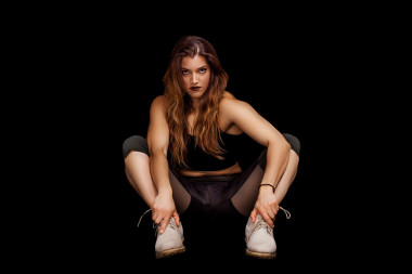 美麗的女性健美運(yùn)動(dòng)員肖像坐，看一看凸輪