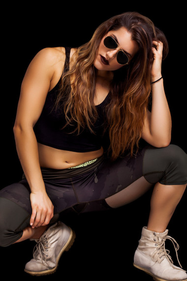 太陽(yáng)鏡和 pos 的美麗女性健美運(yùn)動(dòng)員肖像