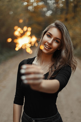 欢快的美丽女人与微笑，有乐趣与火花