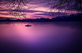 小船在日落时在 Batlava