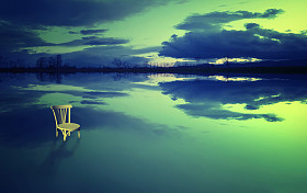 Batlava 日日落时分的椅子