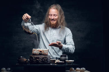 積極的胡子的男倒熱茶