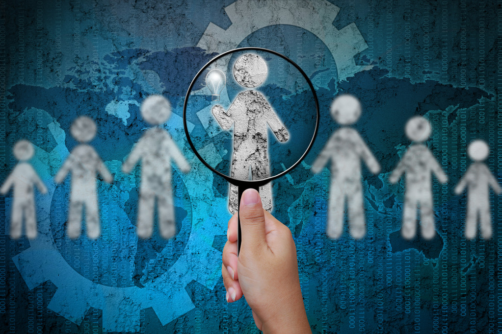 为在放大镜招聘选择天才的人照片 为在放大镜招聘选择天才的人照片