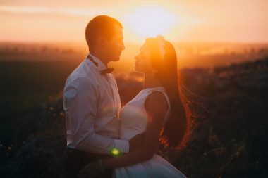 新婚夫婦互相擁抱圖片