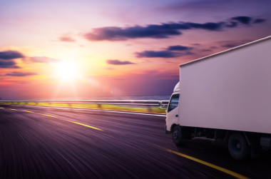 送貨卡車在公路上圖片