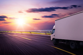 送货卡车在公路上图片