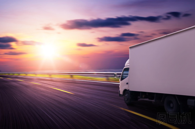 送貨卡車在公路上圖片