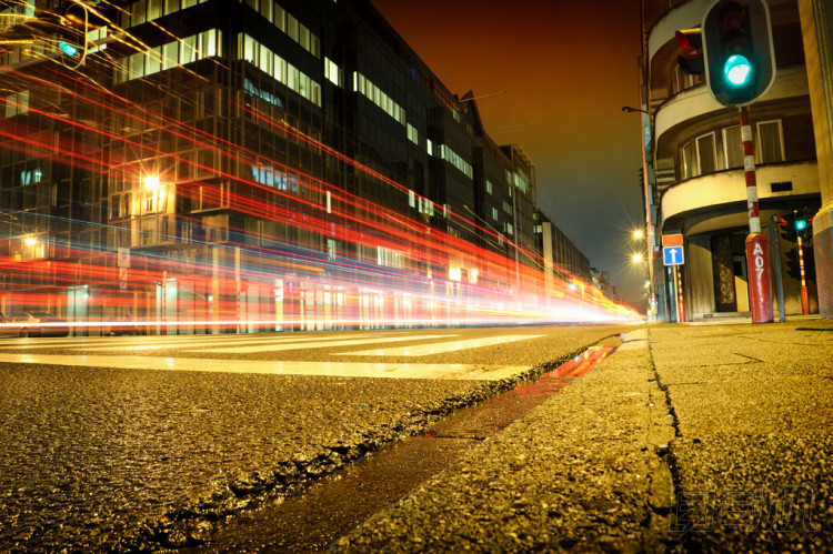 我市市區(qū)路與車光徑在晚上圖片